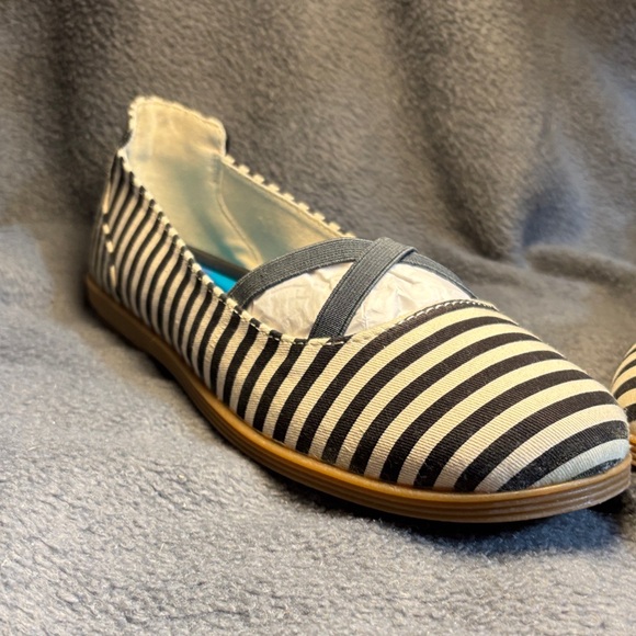 Chic Striped Women's Flats - Picture 5 of 8